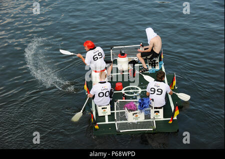 ALLEMAGNE, Allemagne de l'est, Plau, mini-terrain de football flottant avec but et drapeaux allemands, quatre fans de pagayage dans le maillot de football des femmes allemandes équipe de football et boîte à bière, au concours de bateau drôle et carnaval comme événement Badewannenrallye engl. Bain rallye, boire de la bière Luebzer une marque de Carlsberg Banque D'Images