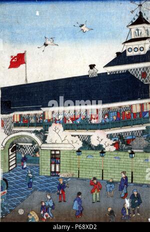 Gravure sur bois japonaise coloriés à la main. L'image montre un grand hôtel (auberge japonaise). Un grand nombre de personnes peut être vu sur les balcon/passerelle. D'autres peuvent être vu dans les photos, premier plan dans la cour. Du c1875 Banque D'Images