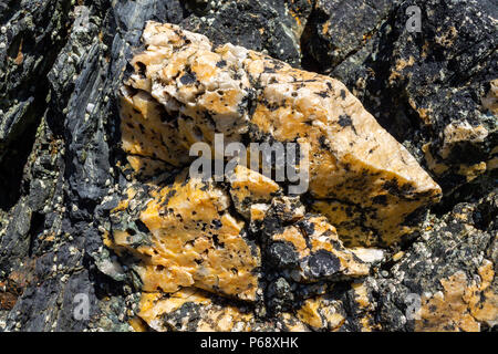 Les filons de quartz dans la roche sur une plage, West Cork, Irlande. Banque D'Images