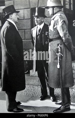 Adolf Hitler ; Franz von Papen (centre) et le général Werner von Blomberg, chef des Forces armées Banque D'Images