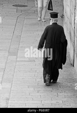 Prêtre grec orthodoxe de promenades à travers la vieille ville de Jérusalem Est, Israël. Banque D'Images