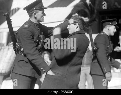 Photographie de la Police du mandat britannique en Palestine, à la recherche un Juif orthodoxe pour les armes. Datée 1938 Banque D'Images