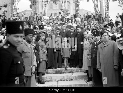 Photographie de Faisal II (1935-1958) le dernier roi d'Irak visiter les lieux saints à Jérusalem. Il a été assassiné pendant la révolution de juillet ainsi que de nombreux membres de sa famille. Datée 1945 Banque D'Images