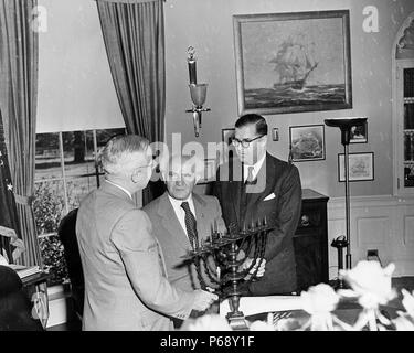 Photographie du président Truman réunion avec le Premier ministre israélien David Ben Gourion et Abba Eban. Datée 1948 Banque D'Images