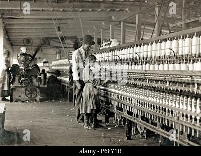 Photo de jeune fille travaillant comme un capot à l'Catawba Cotton Mills, Newton, Caroline du Nord. Datée 1908 Banque D'Images