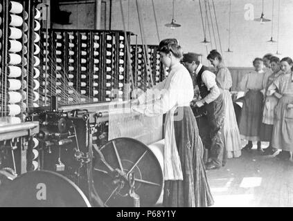 Photographie de jeune femme à la machine à filer le coton moulin. Mollahan Mills, Newberry, Caroline du Sud. Datée 1908 Banque D'Images