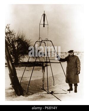 Gravure de Dr Robert H. Goddard à côté d'un oxygène liquide-fusée de l'essence à Auburn, Massachusetts. Datée 1926 Banque D'Images