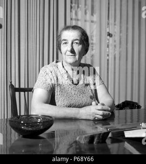 Photo de Golda Meir (1898-1978) Homme politique et le quatrième Premier Ministre d'Israël. Photographié en tant que ministre des Affaires étrangères. Datée 1964 Banque D'Images