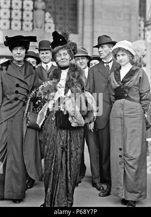 Lucy Burns (américain) des suffragettes, gauche avec Emmeline Pankhurst suffragette britannique le chef, à Washington DC vers 1912 Banque D'Images