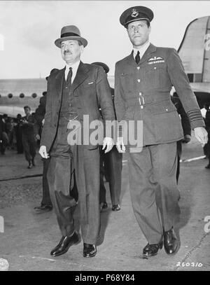 Photographie de Clement Attlee (1883-1967), arrivant à l'aérodrome de Berlin-Gatow, Berlin. En arrivant à la Conférence de Potsdam après la Seconde Guerre mondiale. Datée 1945 Banque D'Images