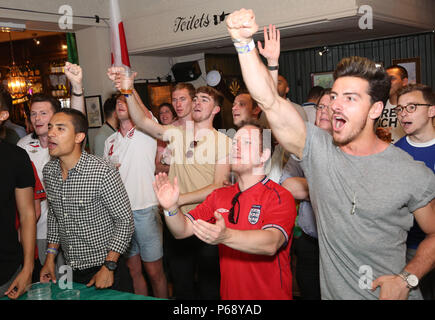 Le Seigneur Pub Raglan à Londres en tant que fans regarder le match de Coupe du Monde entre l'Angleterre et la Belgique. ASSOCIATION DE PRESSE Photo. Photo date : Jeudi, 28 juin 2018. Voir l'histoire de l'Angleterre. WORLDCUP PA Crédit photo doit se lire : Matt Alexander/PA Wire Banque D'Images