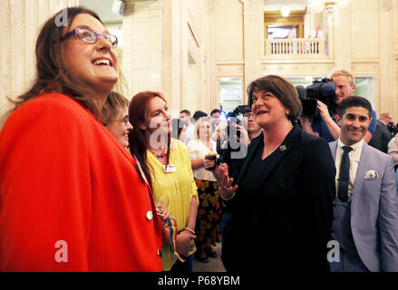 Leader DUP Arlene Foster (à droite) en conversation avec Adrianne Elson (à gauche) et Alicia Perry de Trans Pride ni, comme elle arrive à un événement LGBT PinkNews au Parlement, de Stormont. Banque D'Images