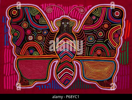 Mola Kuna par textile artiste indien, représentant un animal invertébré. À partir de l'archipel des San Blas, Panama. Design en applique inverse portés sur femme blouse. Un papillon. Banque D'Images