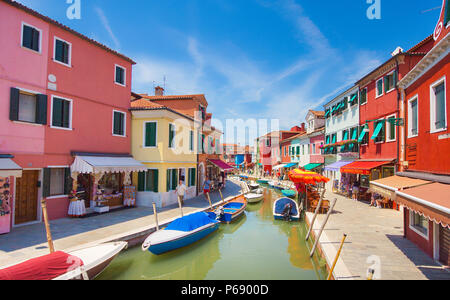 Venise, Italie - 04 juillet 2012 : dans votre région pleine de bâtiments colorés à Burano, Venise. Banque D'Images