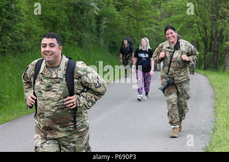 Le Sgt. Sergio Villafane et SPC. Tracy McKithern vers mars au cours de la 49e marche annuelle internationale de Diekirch, Diekirch, Luxembourg, le 21 mai 2016. Il s'agit d'un marche international annuel organisé par l'armée luxembourgeoise et de la ville de Diekirch. Les participants militaires doivent remplir 80 kilomètres pendant une période de deux jours autour du voisinage de Diekirch, Luxembourg. (U.S. Photo de l'armée par la CPS. Joseph Cathey/libérés) Banque D'Images