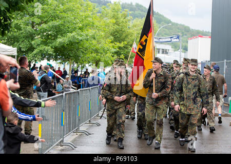 Une équipe de soldats allemands commencent à célébrer après avoir franchi la ligne d'arrivée lors de la 49e marche annuelle internationale de Diekirch, Diekirch, Luxembourg, le 22 mai 2016. Il s'agit d'un marche international annuel organisé par l'armée luxembourgeoise et de la ville de Diekirch. Les civils et militaires les participants à effectuer 80 kilomètres pendant une période de deux jours autour du voisinage de Diekirch, Luxembourg. (U.S. Photo de l'armée par la CPS. Tracy/McKithern) Parution Banque D'Images