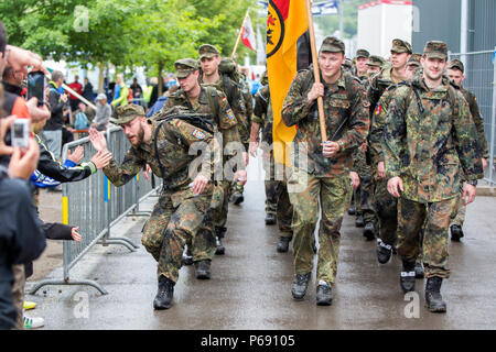 Une équipe de soldats allemands commencent à célébrer après avoir franchi la ligne d'arrivée lors de la 49e marche annuelle internationale de Diekirch, Diekirch, Luxembourg, le 22 mai 2016. Il s'agit d'un marche international annuel organisé par l'armée luxembourgeoise et de la ville de Diekirch. Les civils et militaires les participants à effectuer 80 kilomètres pendant une période de deux jours autour du voisinage de Diekirch, Luxembourg. (U.S. Photo de l'armée par la CPS. Tracy/McKithern) Parution Banque D'Images