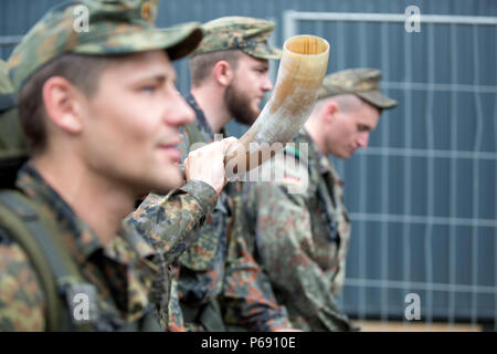 Une équipe de soldats allemands commencent à célébrer après avoir franchi la ligne d'arrivée lors de la 49e marche annuelle internationale de Diekirch, Diekirch, Luxembourg, le 22 mai 2016. Il s'agit d'un marche international annuel organisé par l'armée luxembourgeoise et de la ville de Diekirch. Les civils et militaires les participants à effectuer 80 kilomètres pendant une période de deux jours autour du voisinage de Diekirch, Luxembourg. (U.S. Photo de l'armée par la CPS. Tracy/McKithern) Parution Banque D'Images