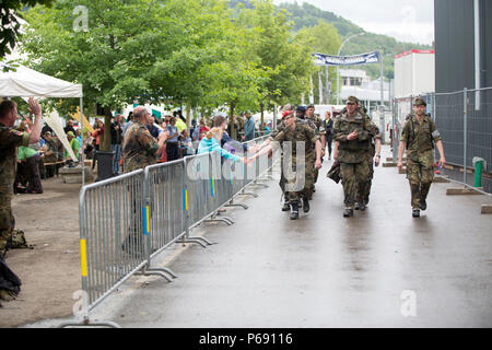 Une équipe du service militaire Les membres parviennent à célébrer après avoir franchi la ligne d'arrivée lors de la 49e marche annuelle internationale de Diekirch, Diekirch, Luxembourg, le 22 mai 2016. Il s'agit d'un marche international annuel organisé par l'armée luxembourgeoise et de la ville de Diekirch. Les civils et militaires les participants à effectuer 80 kilomètres pendant une période de deux jours autour du voisinage de Diekirch, Luxembourg. (U.S. Photo de l'armée par la CPS. Tracy/McKithern) Parution Banque D'Images