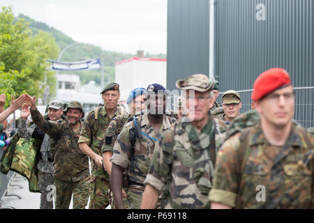 Une équipe du service militaire Les membres parviennent à célébrer après avoir franchi la ligne d'arrivée lors de la 49e marche annuelle internationale de Diekirch, Diekirch, Luxembourg, le 22 mai 2016. Il s'agit d'un marche international annuel organisé par l'armée luxembourgeoise et de la ville de Diekirch. Les civils et militaires les participants à effectuer 80 kilomètres pendant une période de deux jours autour du voisinage de Diekirch, Luxembourg. (U.S. Photo de l'armée par la CPS. Tracy/McKithern) Parution Banque D'Images