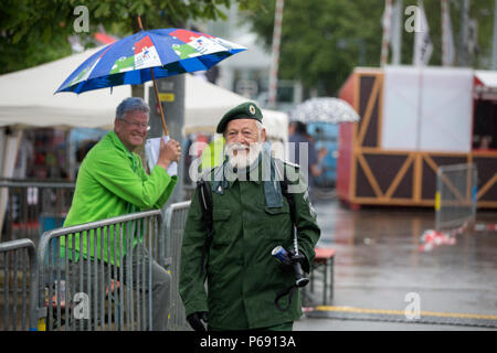 Un participant passe la ligne d'arrivée lors de la 49e marche annuelle internationale de Diekirch, Diekirch, Luxembourg, le 22 mai 2016. Il s'agit d'un marche international annuel organisé par l'armée luxembourgeoise et de la ville de Diekirch. Les civils et militaires les participants à effectuer 80 kilomètres pendant une période de deux jours autour du voisinage de Diekirch, Luxembourg. (U.S. Photo de l'armée par la CPS. Tracy/McKithern) Parution Banque D'Images