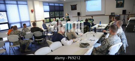 Aviateurs affectés à la 341e Escadre de missiles assister à la formation d'influenceurs Point Vert 10 mai 2016, à la Malmstrom Air Force Base, au Montana, point vert est un programme qui se concentre sur la prévention et l'intervention comme un spectateur dans les situations de violence interpersonnelle. (U.S. Air Force photo/Navigant de première classe Magen M. Reeves) Banque D'Images