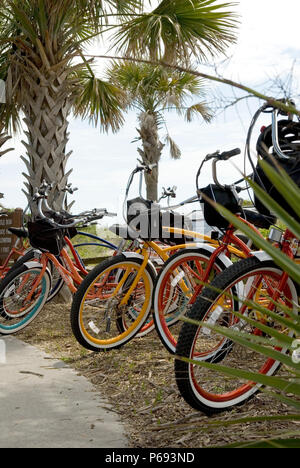 Les vélos électriques colorés dans une rangée à Myrtle Beach State Park, SC, USA. Banque D'Images