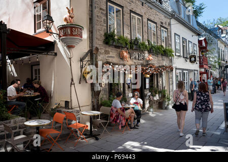 Des cafés et la vie de la rue dans la rue du Petit Champlain visité, vieille ville de Québec, Canada Banque D'Images