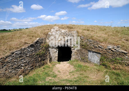 Stoney Littleton Longbarrow, près de Bath dans l'ouest de l'Angleterre, est l'un des pays les plus belles tombes néolithiques accesible chambré. Banque D'Images