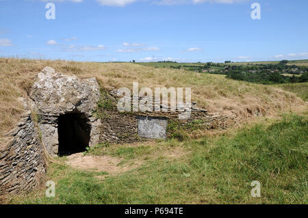 Stoney Littleton Longbarrow, près de Bath dans l'ouest de l'Angleterre, est l'un des pays les plus belles tombes néolithiques accesible chambré. Banque D'Images