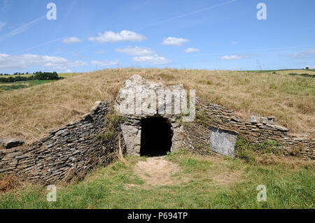 Stoney Littleton Longbarrow, près de Bath dans l'ouest de l'Angleterre, est l'un des pays les plus belles tombes néolithiques accesible chambré. Banque D'Images