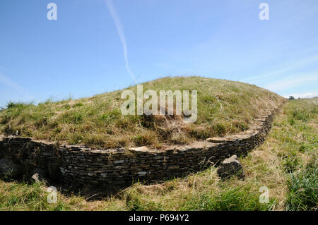 Stoney Littleton Longbarrow, près de Bath dans l'ouest de l'Angleterre, est l'un des pays les plus belles tombes néolithiques accesible chambré. Banque D'Images