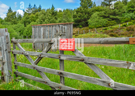 Porte en bois OUVRANT SUR UNE LIGNE DE CHEMIN DE FER AVEC PANNEAU D'AVERTISSEMENT EN ROUGE N'empiète pas MORT £1000 Banque D'Images