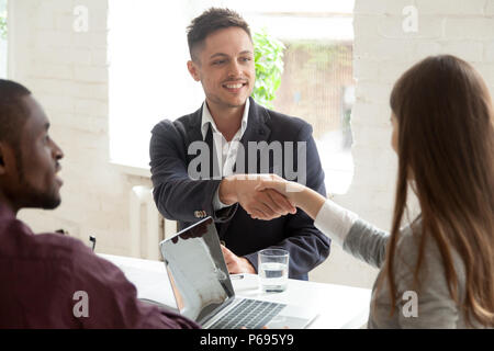 Travailleur homme handshaking collègue au briefing de l'entreprise Banque D'Images