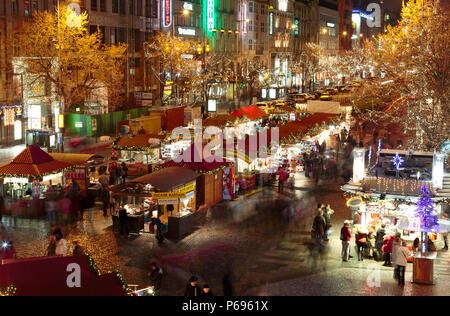 Prague, République tchèque - Le 27 décembre 2011 : Noël décoration à la place Wenceslas à Prague la nuit avec le musée national en haut. Banque D'Images