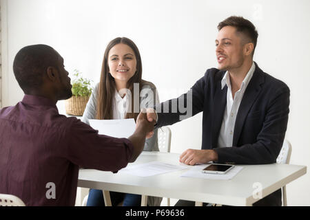 Candidat afro-américain au cours des agents des RH d'intervie Banque D'Images