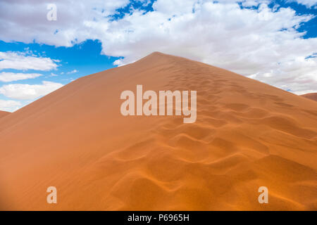 Randonnées Big Daddy, parmi les pays les plus hautes dunes près de Sossusvlei dans le Namib-Naukluft National Park de la Namibie. Banque D'Images