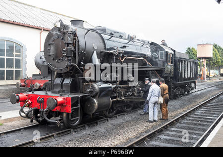 Briefing pilote l'équipe de maintenance sur un problème matériel d'exécution qu'il avait observées pendant son trajet sur la West Somerset Railway à Minehead UK Banque D'Images