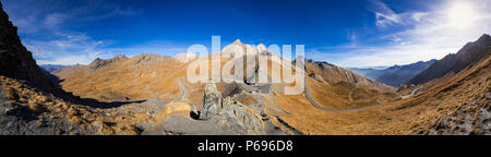 Vue panoramique sur Col Agnel dans les Hautes-Alpes en automne. Dans le centre, le sommet de la montagne Pain de Sucre. Parc Naturel Régional du Queyras, France Banque D'Images