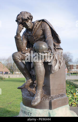 Étude réfléchie dans le hameau de jardins Bancroft Stratford sur Avon Warwickshire Angleterre UK Banque D'Images