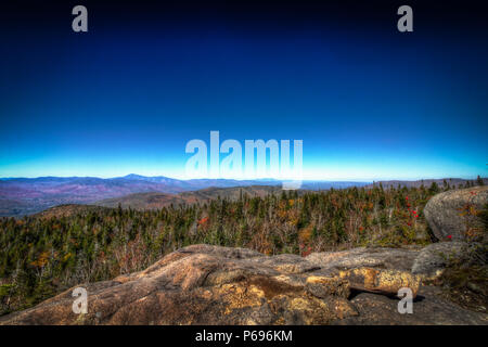 Randonnées d'automne sur l'Ouragan Mountain dans le parc des Adirondack, New York State Banque D'Images