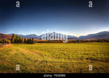 Adirondack Loj sur Sunset Road. près de Lake Placid, New York. Banque D'Images