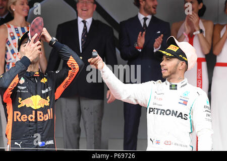 Monaco Montecarlo, course de moto 27.05.2018 Formule 1, Alberto di Monaco et Charlene Wittstock récompenser le lauréat du Grand Prix de Monte-Carlo. sur la photo : Daniel Ricciardo, Lewis Hamilton En vedette : Daniel Ricciardo, Lewis Hamilton Quand : 27 mai 2018 Credit : IPA/WENN.com **Uniquement disponible pour publication au Royaume-Uni, USA, Allemagne, Autriche, Suisse** Banque D'Images