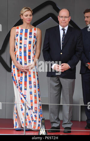 Monaco Montecarlo, course de moto 27.05.2018 Formule 1, Alberto di Monaco et Charlene Wittstock récompenser le lauréat du Grand Prix de Monte-Carlo. sur la photo : Alberto di Monaco et Charlene Wittstock comprend : le Prince Albert II, la Princesse Charlene Quand : 27 mai 2018 Credit : IPA/WENN.com **Uniquement disponible pour publication au Royaume-Uni, USA, Allemagne, Autriche, Suisse** Banque D'Images