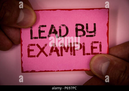 Texte de l'écriture l'exemple Appel de motivation. Signification du concept de gestion Leadership Organisation Mentor mots écrits sur papier rose remarque bordure rouge Banque D'Images