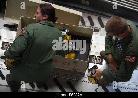 Les aviateurs américains affectés au 315e Escadron d'évacuation aéromédicale conduite formation à bord d'un 300e Airlift Wing C-17 Globemaster III avec l'appui de la Patrouille Aérienne Civile près de Joint Base Charleston, S.C., 18 mai 2016. Les escadrons a effectué la formation pour améliorer leur capacité de recevoir, de réglementer, de transport, et de suivre les patients à et à partir de la catastrophe naturelle du système médical des hôpitaux dans un rayon de 80 km de l'aéroport international de Greenville-Spartanburg. (U.S. Air Force photo de Tech. Le Sgt. Barry loo) Banque D'Images