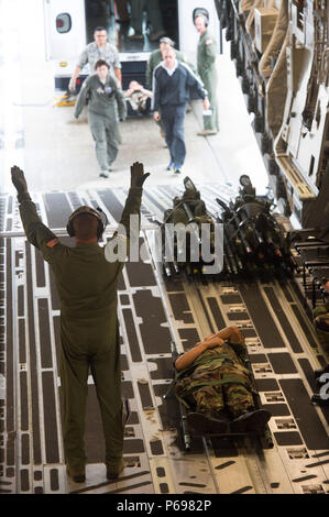 Les aviateurs américains affectés au 315e Escadron d'évacuation aéromédicale conduite formation à bord d'un 300e Airlift Wing C-17 Globemaster III avec l'appui de la Patrouille Aérienne Civile près de Joint Base Charleston, S.C., 18 mai 2016. Les escadrons a effectué la formation pour améliorer leur capacité de recevoir, de réglementer, de transport, et de suivre les patients à et à partir de la catastrophe naturelle du système médical des hôpitaux dans un rayon de 80 km de l'aéroport international de Greenville-Spartanburg. (U.S. Air Force photo de Tech. Le Sgt. Barry loo) Banque D'Images