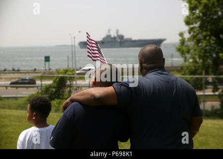 Supporters et spectateurs se rassemblent au fort Hamilton à Brooklyn, New York, pour assister à la parade des navires pendant la 28e semaine annuelle de la flotte de New York. Plus de dix navires de l'US Navy et des gardes-côtes participent, permettant au public de voir les navires de la marine active, d'interagir avec les membres des services et de célébrer les capacités et le patrimoine des forces maritimes. Les activités de la semaine de la flotte comprennent des visites de navires, des démonstrations et la mobilisation du public, favorisant la sensibilisation aux missions et à la préparation de la Marine et du corps des Marines. Banque D'Images