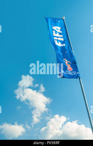 KAZAN, RUSSIE - 25 juin 2018 : Coupe du monde de flag flying sur mât contre ciel bleu avec des nuages blancs près de Kazan Arena Stadium. Banque D'Images