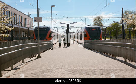 TALLINN, ESTONIE - 12 mai 2018 : des trains d'attente à la station de la mer Baltique à plates-formes - Balti Jaam - la gare principale de Tallinn Banque D'Images